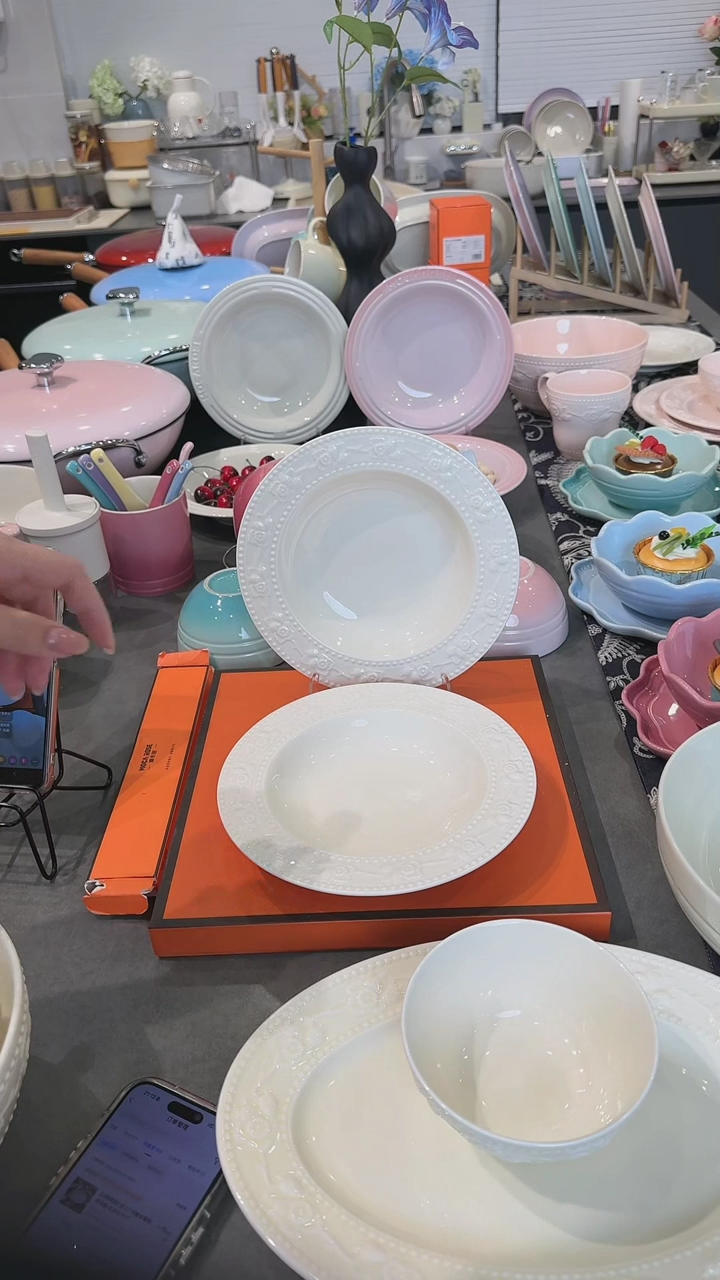 【闪购商品】瓷2个浮雕草莓深盘-奶油白8寸