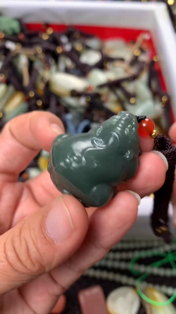 【闪购商品】和田玉颈饰未镶嵌多样性发货没有证书.拍一发一，有瑕