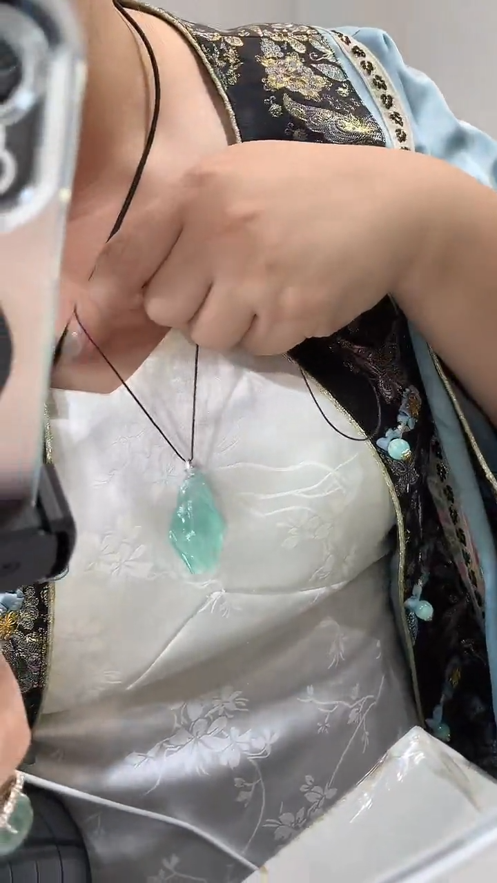 未镶嵌蛇纹石玉颈饰叶子