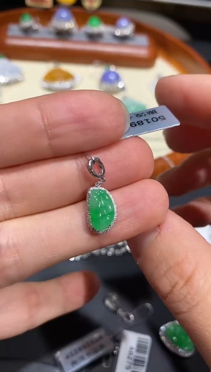 【闪购商品】翡翠颈饰18K金镶嵌吊坠