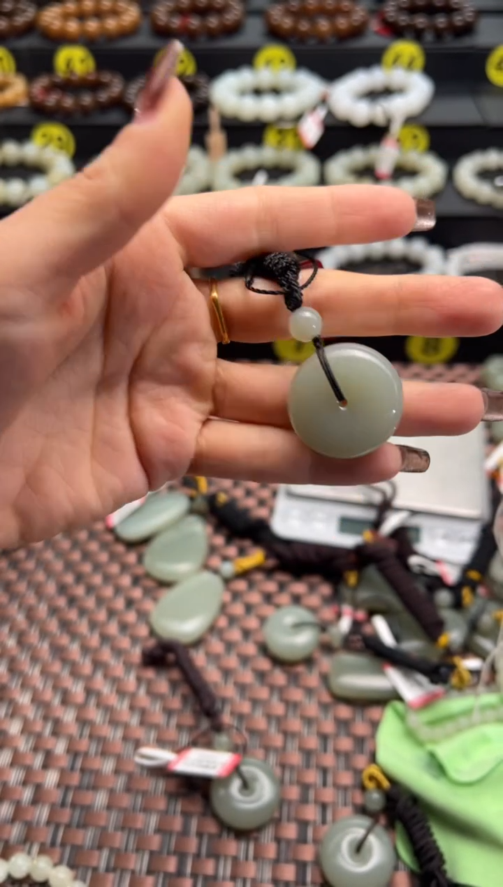 【闪购商品】和田玉吊坠(赠链)未镶嵌且末料青白平安扣