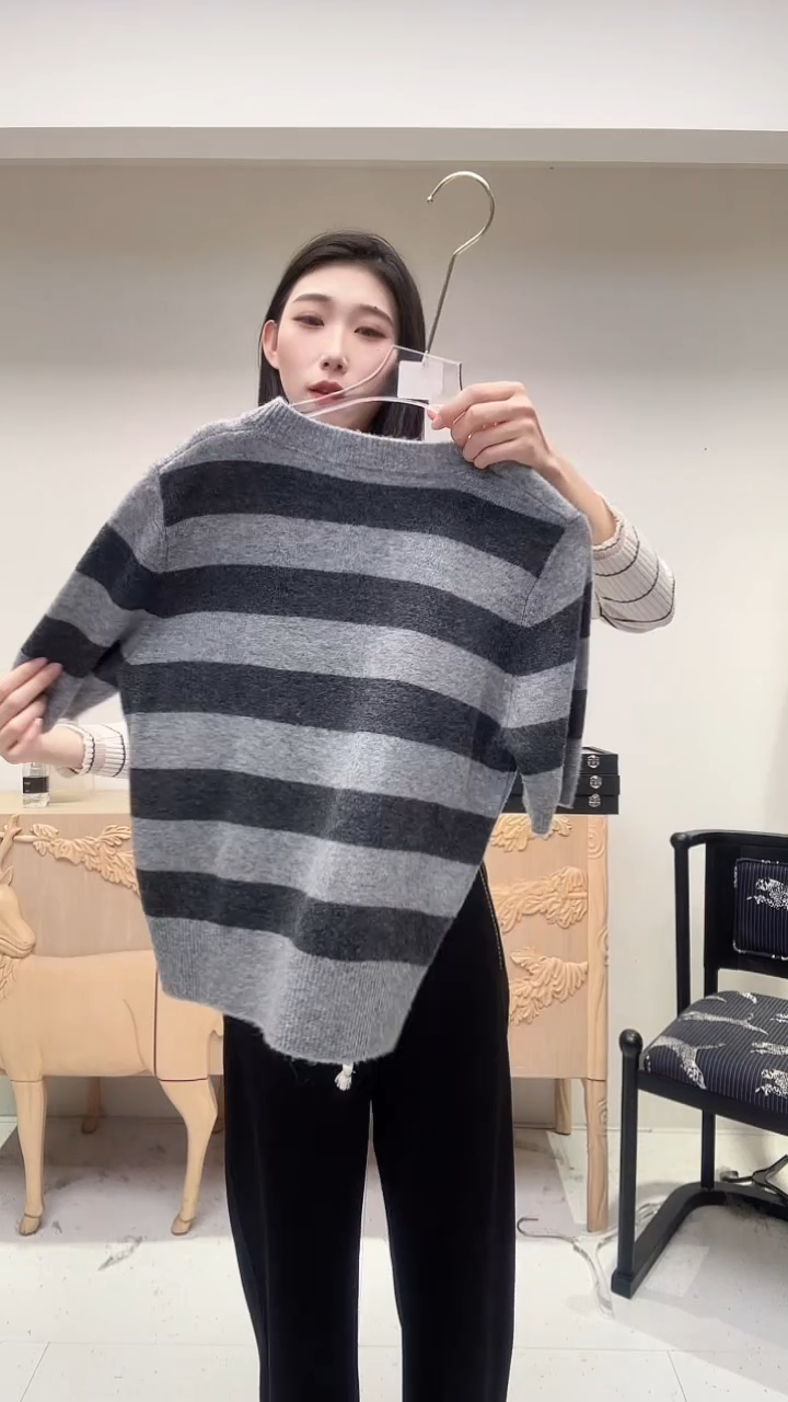 条纹灰黑相间羊毛短袖