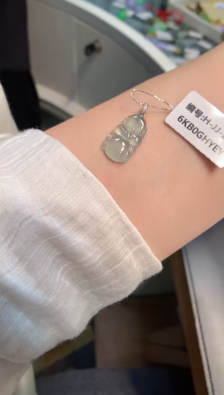 颈饰18K金镶嵌翡翠猪猪