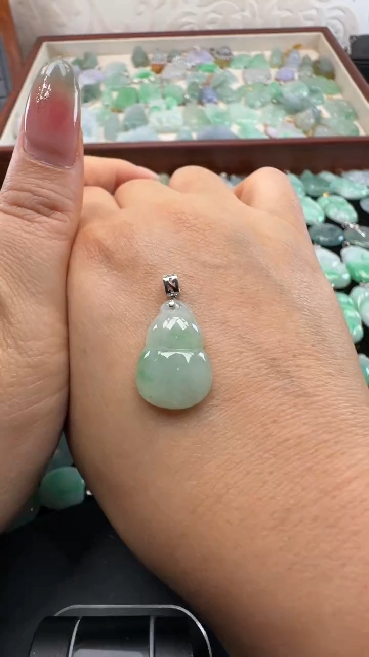 吊坠(不含链)18K金镶嵌翡翠葫芦