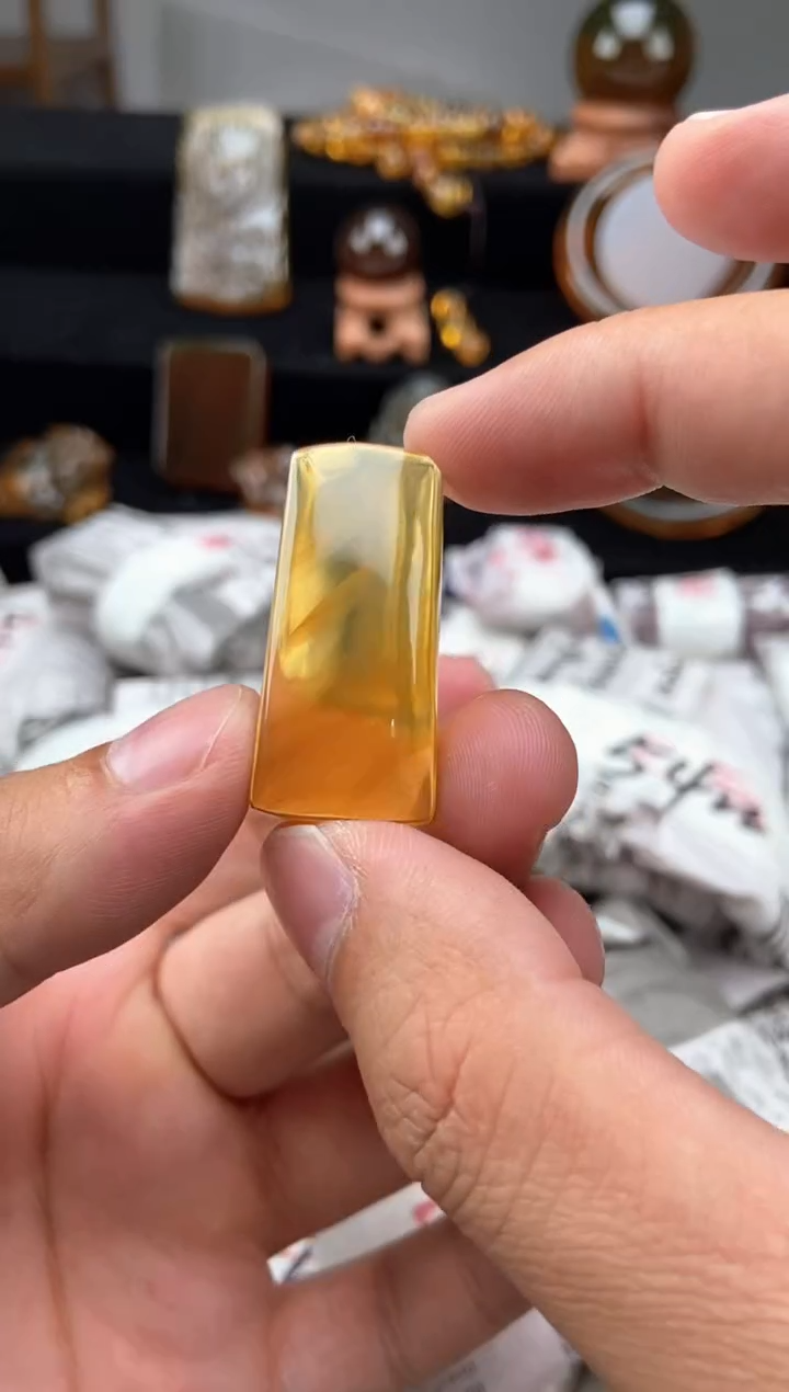 琥珀颈饰未镶嵌金棕方牌