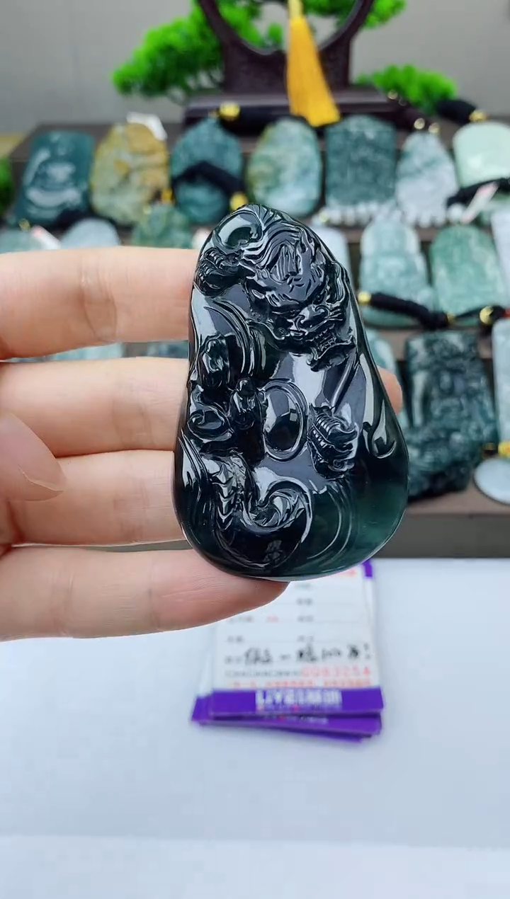 翡翠未镶嵌颈饰 