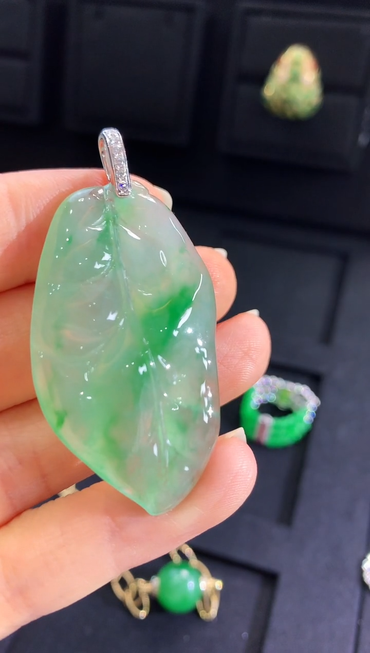 【闪购商品】翡翠吊坠(不含链)18K金镶嵌吊坠