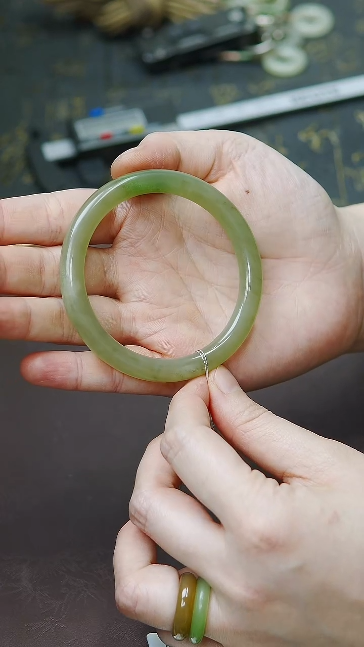 未镶嵌手镯和田玉54-55圈口冰底一口浓翠