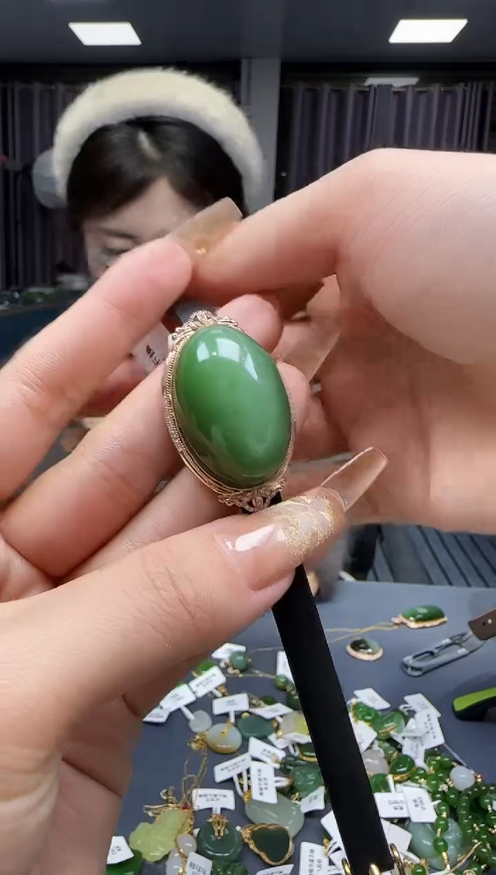 【闪购商品】和田玉挂件18K金镶嵌1