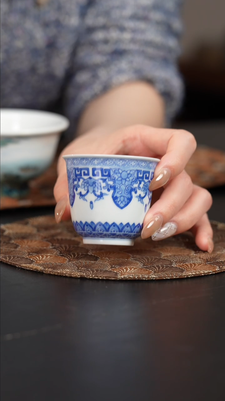【闪购商品】杯看山柴窑青花图案