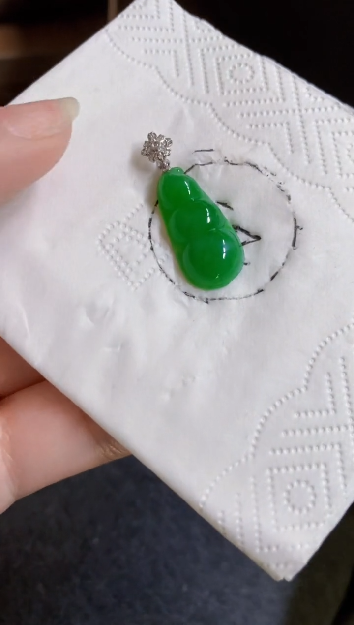 颈饰18K金镶嵌翡翠豆