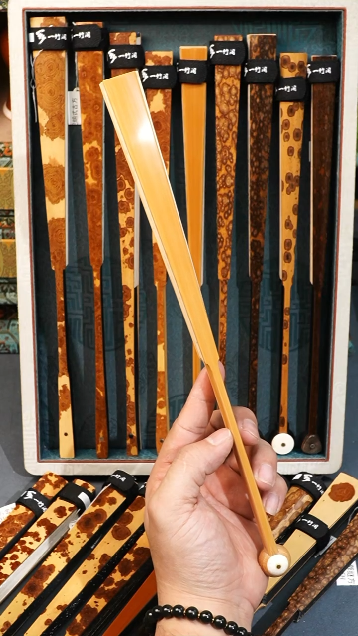 扇子传****。蔡熊斌玉竹圆头折扇