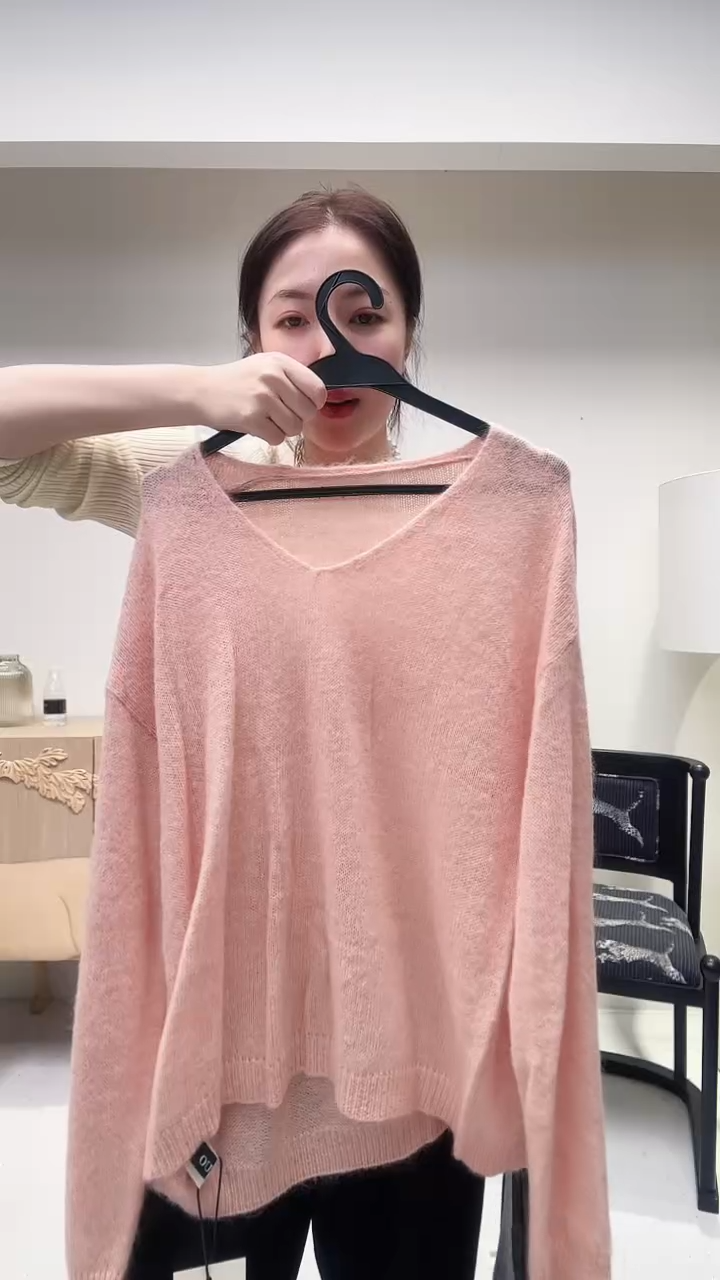 樱花粉V领羊驼绒上杉