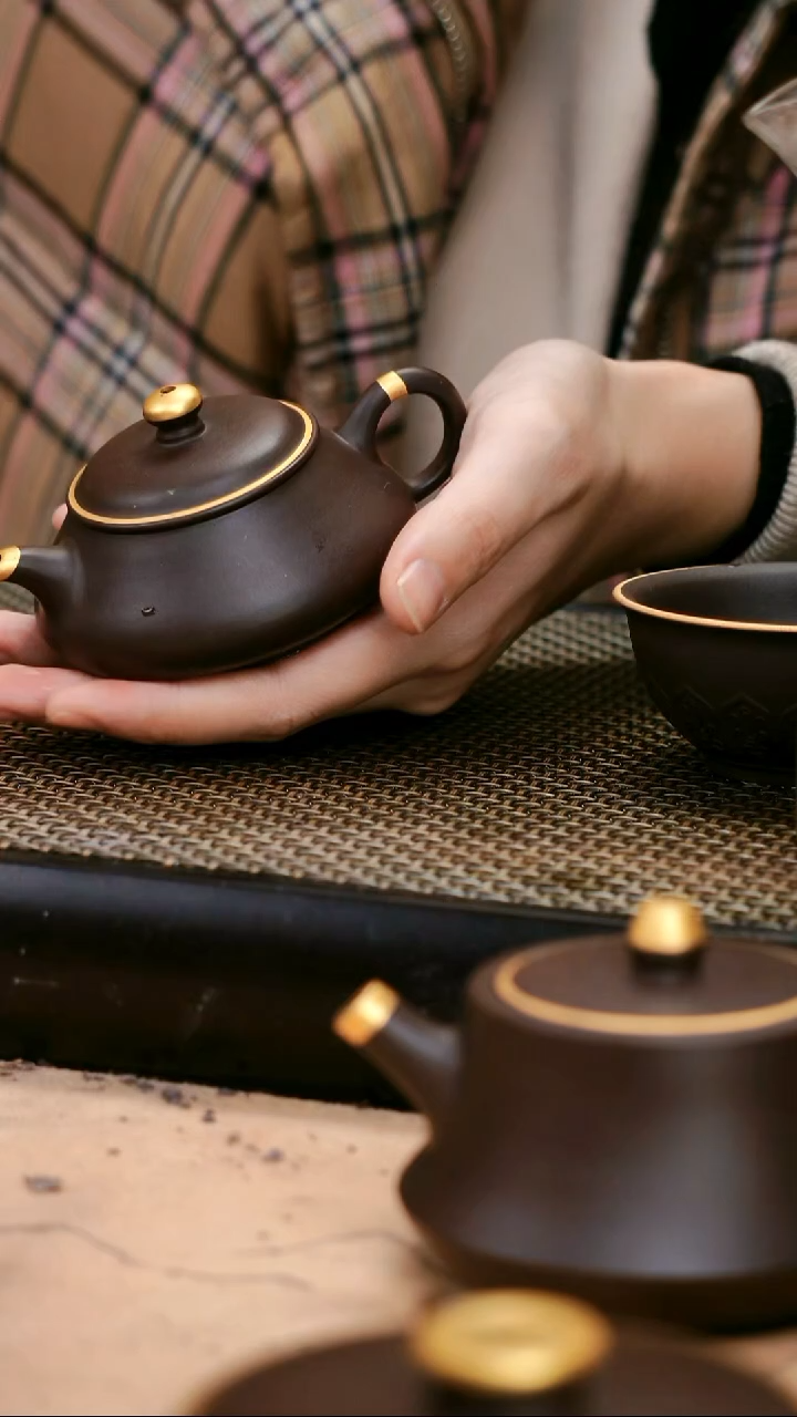 茶壶紫砂四号井茄皮紫泥描金小明炉90cc