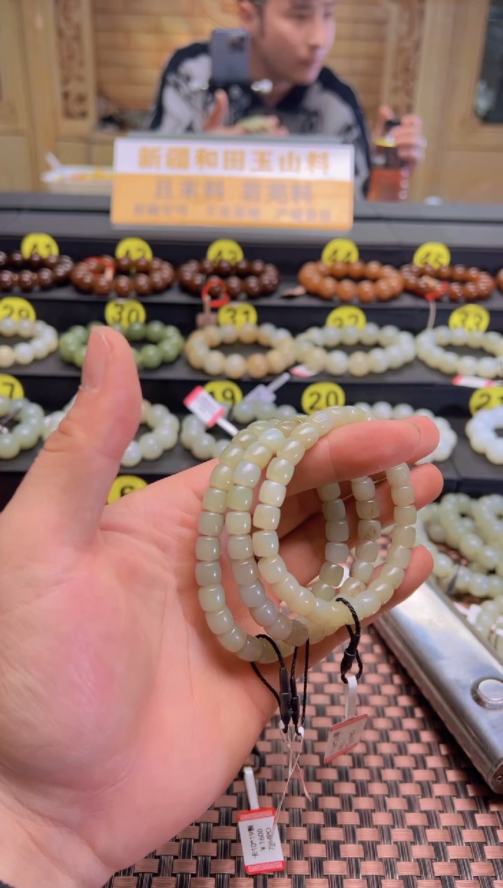 【闪购商品】和田玉手串未镶嵌且末料糖青白7*8手串发其一