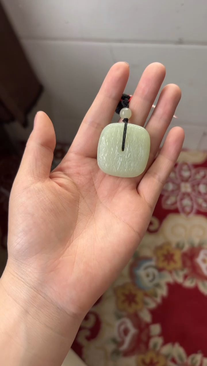 【闪购商品】和田玉吊坠(赠链)未镶嵌且末微色差迪克兰二细吊坠