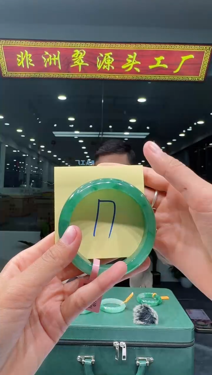 【闪购商品】石英质玉手镯未镶嵌天然A货 非洲翠 手镯（单品）