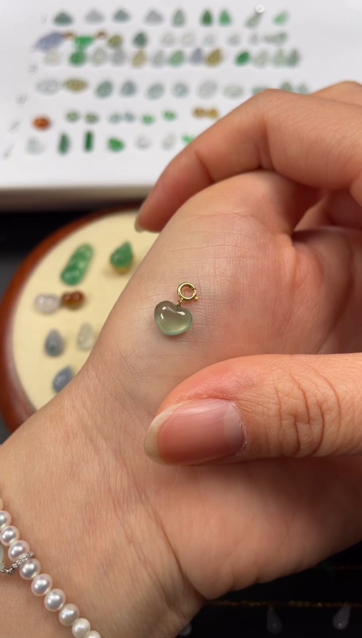 吊坠(不含链)18K金镶嵌翡翠一个JK681