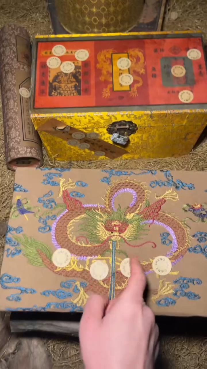 木摆件高端精美开黄龙刺绣盒一件链接    