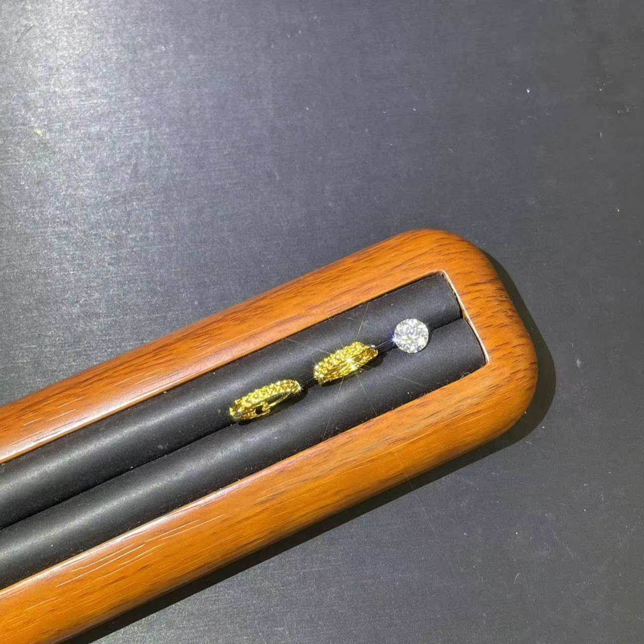 s1683黄色雕刻耳扣多样性发货