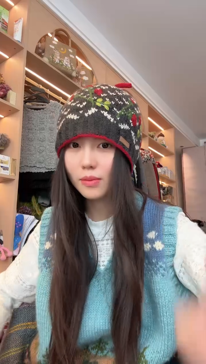 羊毛灰色小丸子帽