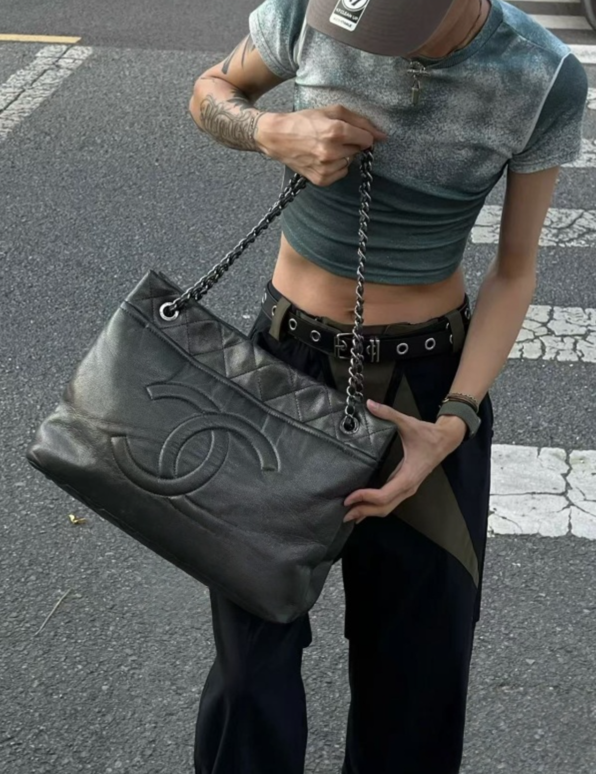 95新 Chanel/香奈儿 黑银鱼子酱大双C浮雕logo托特包 底长32 13开