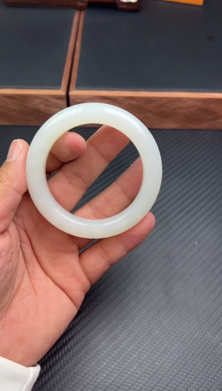 和田玉未镶嵌手镯且末金山微色差M53