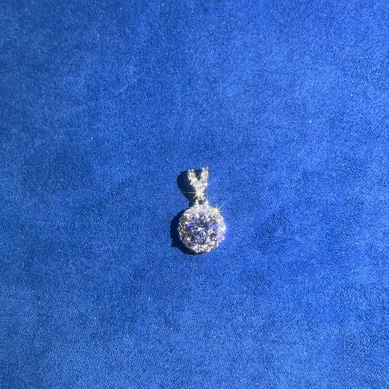 a341白色圆包吊坠多样性发货