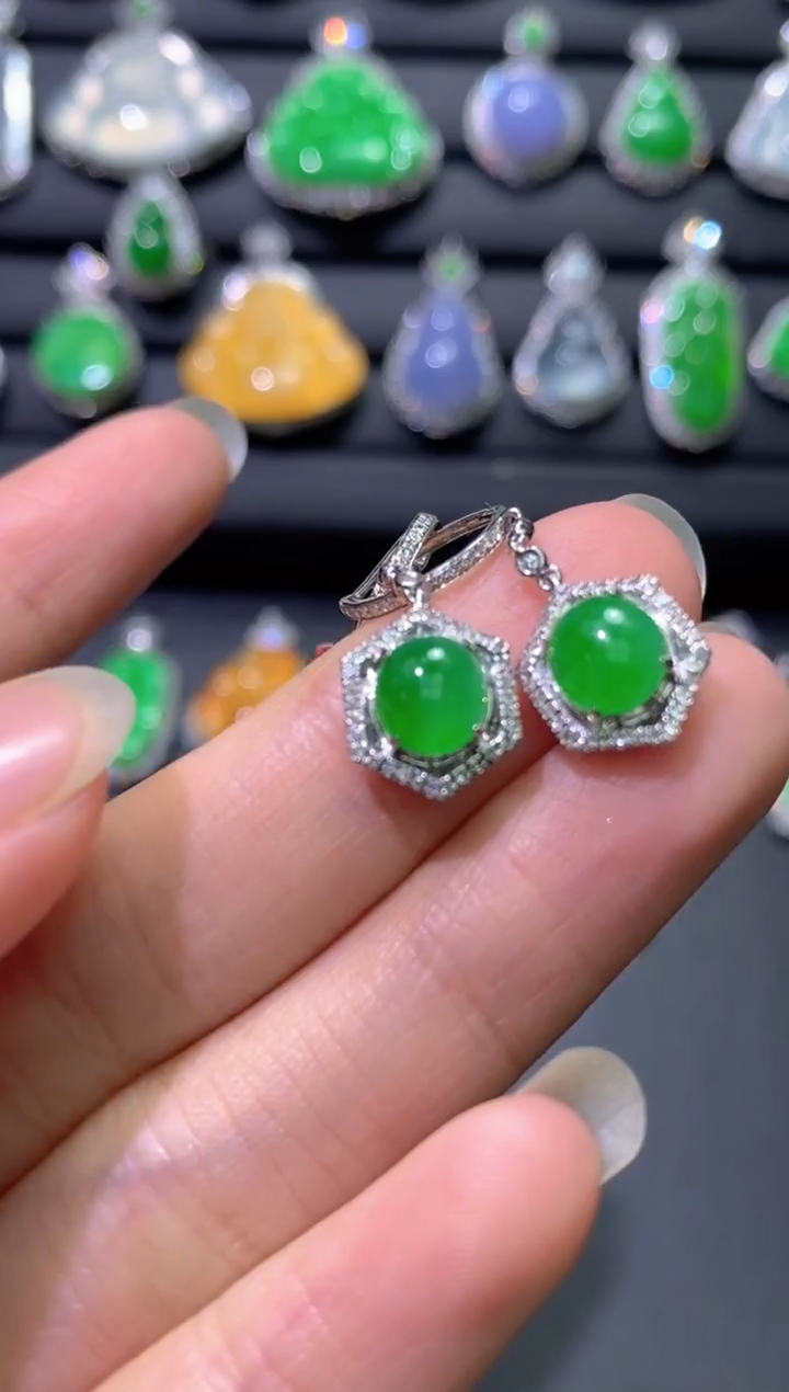 18K金镶嵌翡翠耳饰蛋面