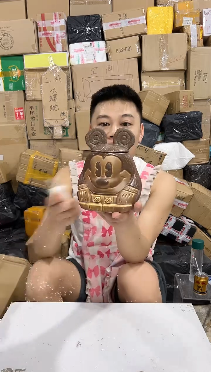 瓷片图腾米奇带盖杯