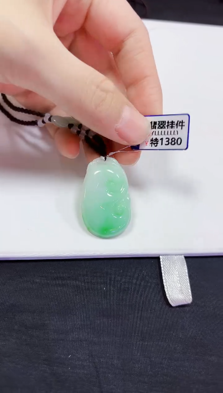 翡翠未镶嵌颈饰挂件