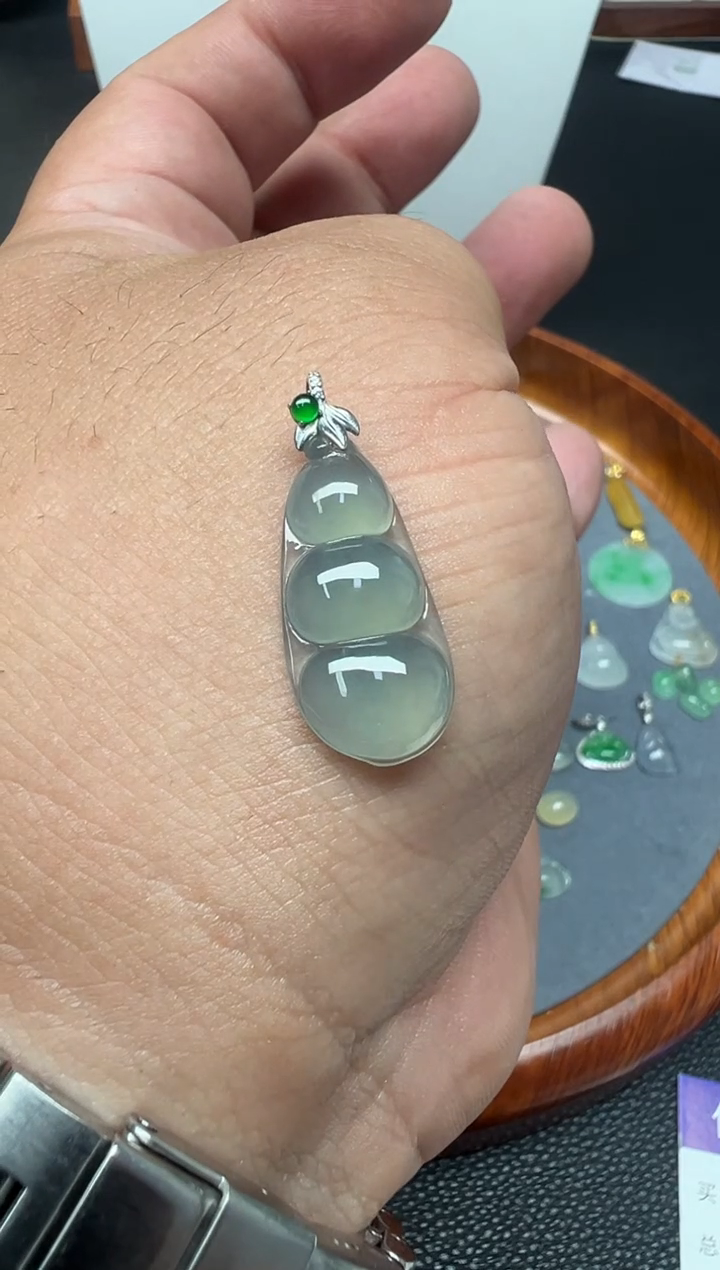 颈饰18K金镶嵌翡翠J****n（49号）纯天然A货缅甸翡 豆子吊坠