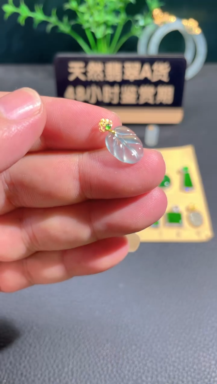 翡翠18K金镶嵌颈饰翡翠