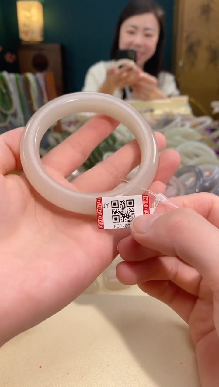 【闪购商品】和田玉手镯未镶嵌手镯56