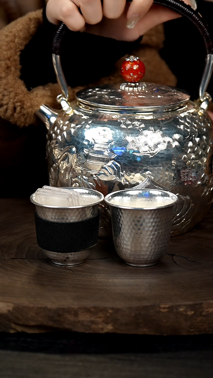【闪购商品】手工迎客松银壶+配2个银杯