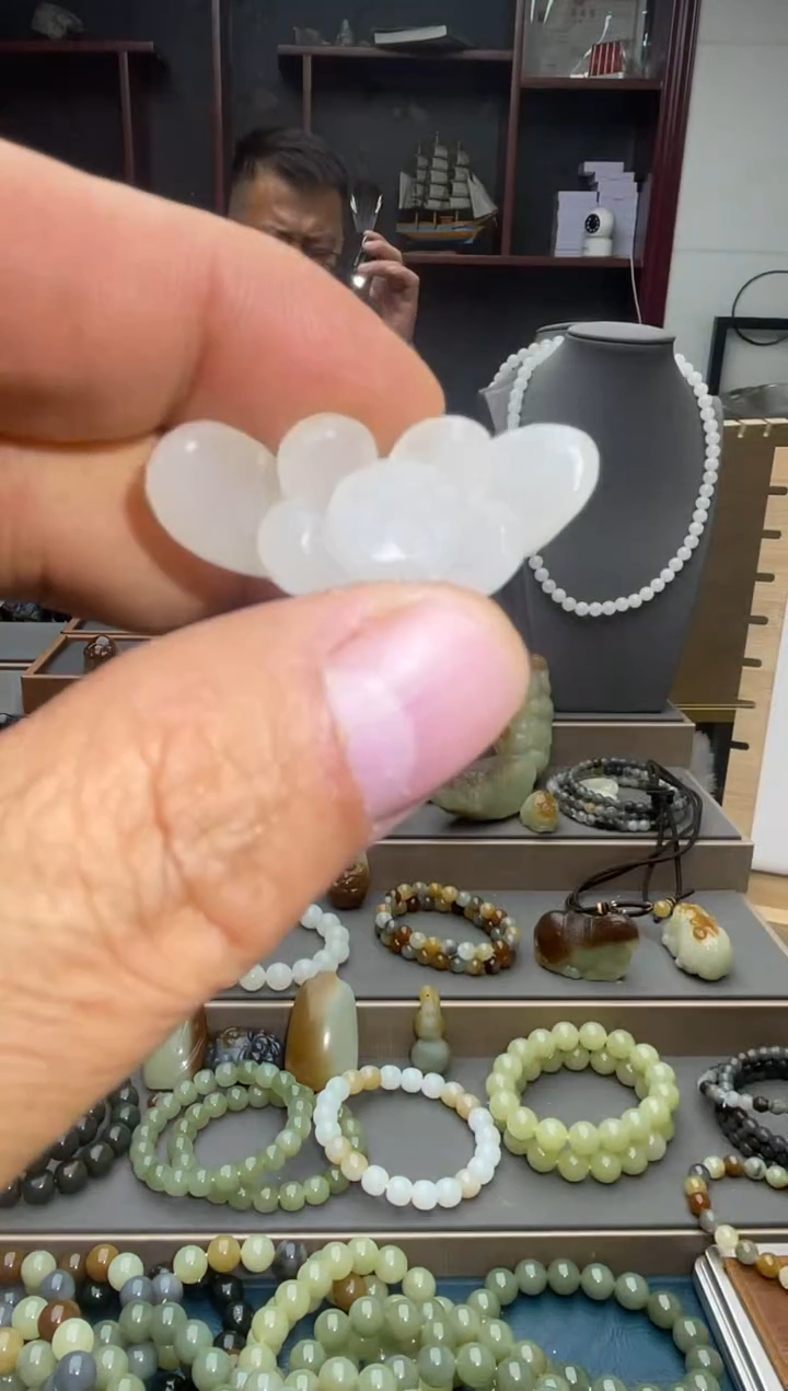 颈饰未镶嵌和田玉吊坠