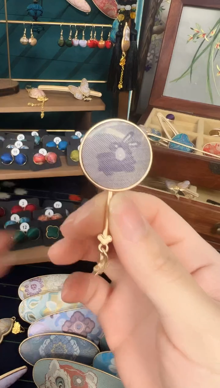 【闪购商品】【孤品年初五发】浅紫色兔子圆形胸针
