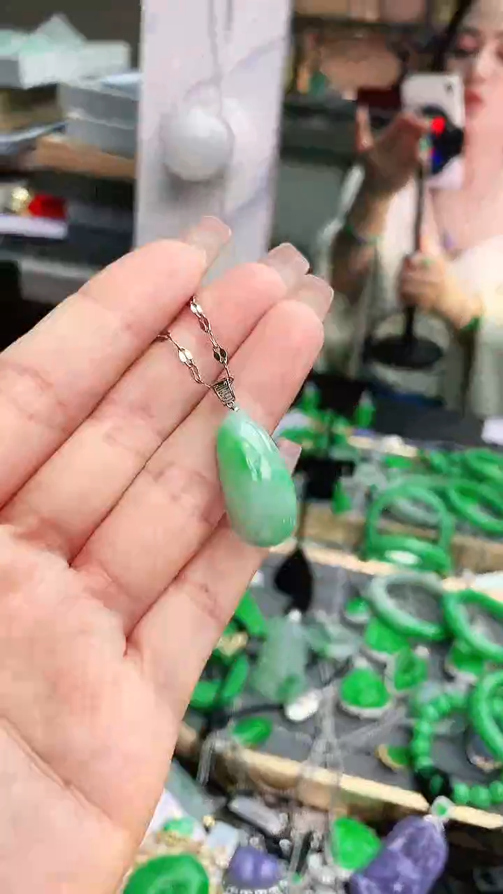 颈饰18K金镶嵌翡翠赠礼盒证书