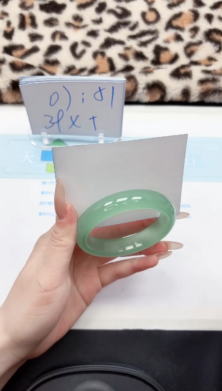 【闪购商品】石英质玉手镯未镶嵌242-62