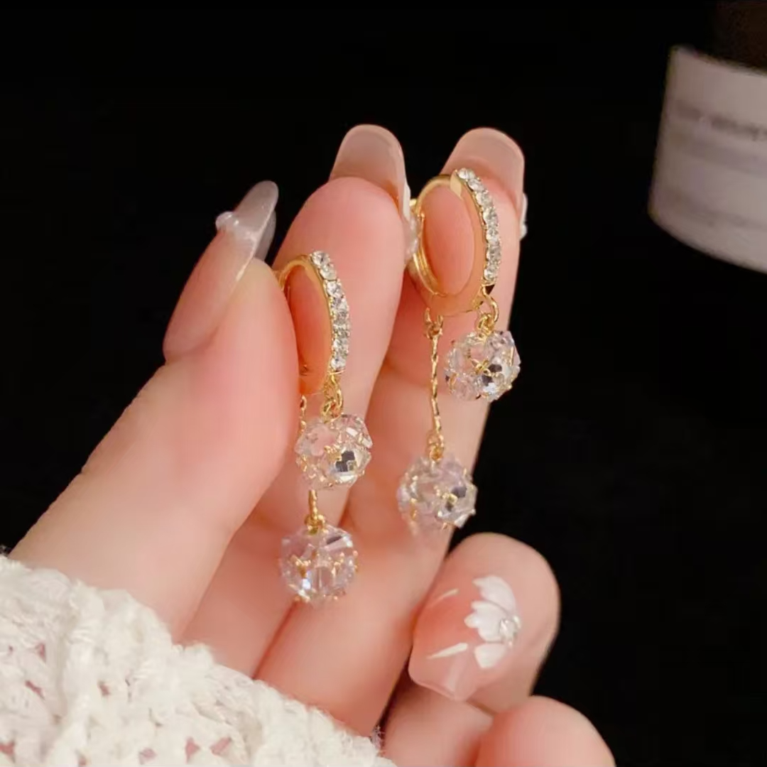 铜合金合成锆石耳饰 高级轻奢气质小众简约设计感超闪绣球a2