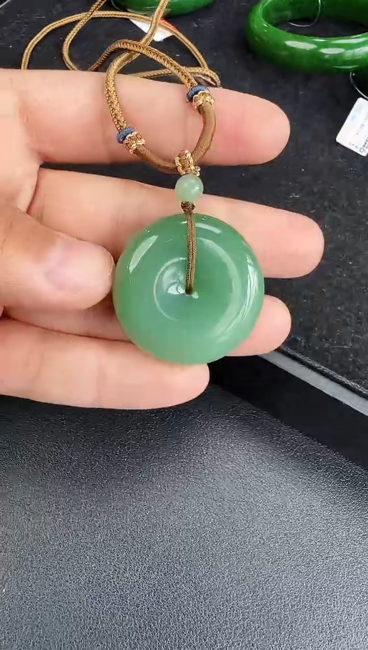 和田玉未镶嵌颈饰粉绿平安扣
