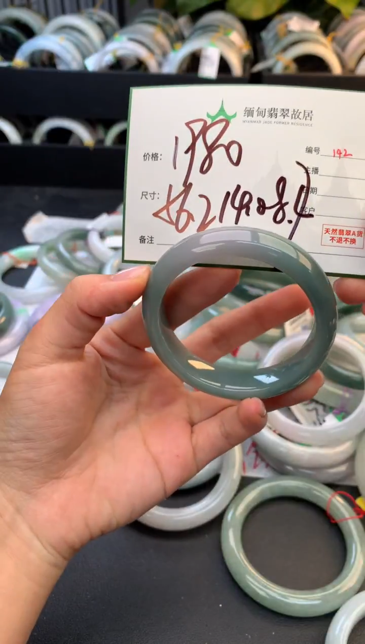 未镶嵌定制翡翠毛货需精细抛光+多人