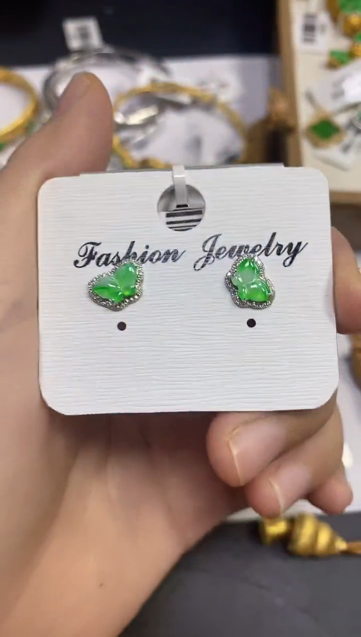 18K金镶嵌翡翠耳饰18K金镶嵌 翡翠 耳饰