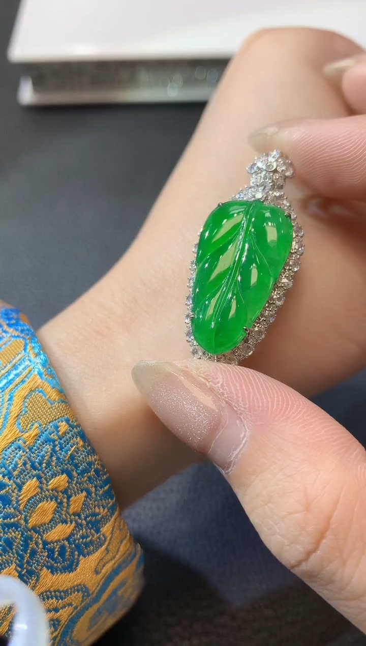 【闪购商品】翡翠吊坠(不含链)18K金镶嵌C75