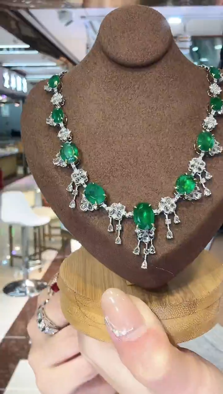 18K金镶嵌项链祖母绿13.50ct