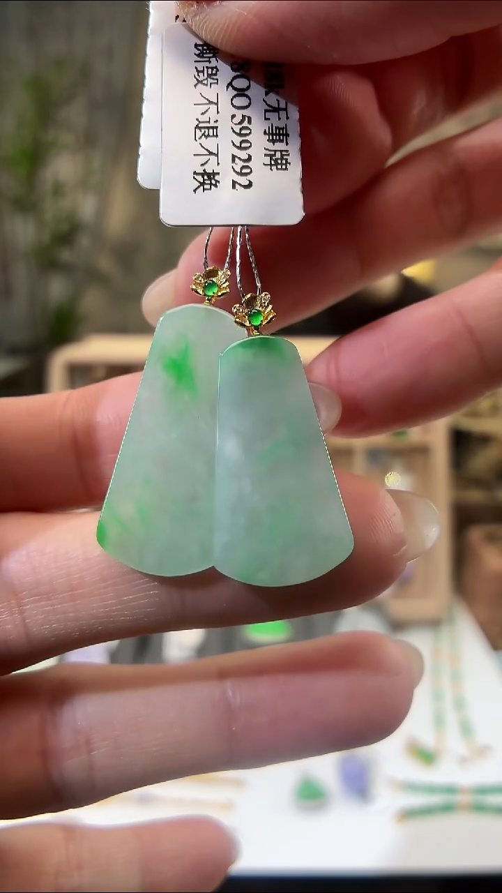 颈饰18K金镶嵌翡翠无事牌 多样性发货