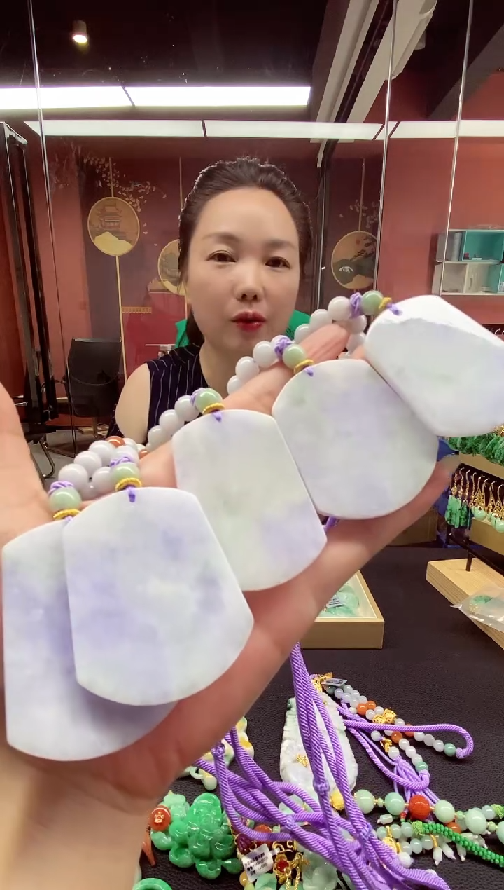 翡翠未镶嵌颈饰翡翠吊坠多样性发其一