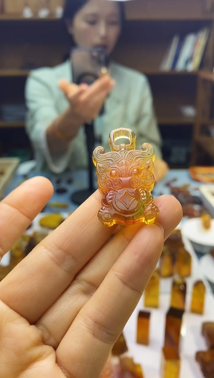琥珀颈饰未镶嵌SN82-24（饕餮·貔貅）微瑕
