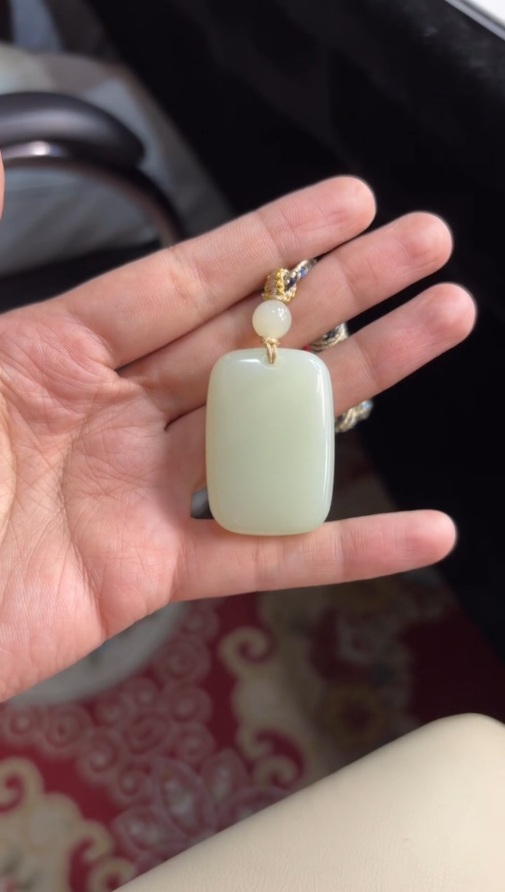 【闪购商品】和田玉吊坠(赠链)未镶嵌且末微色差迪克兰吊坠