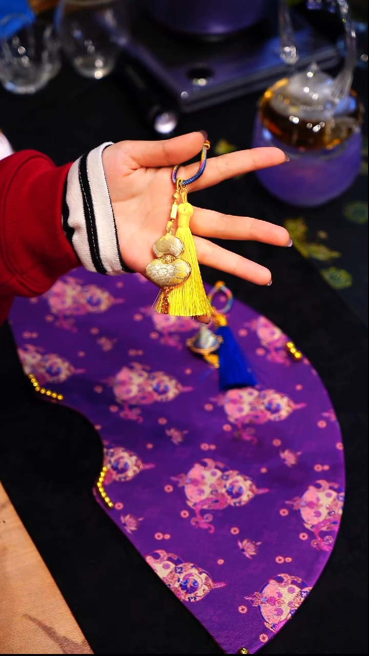 宋锦葫芦挂件金黄色